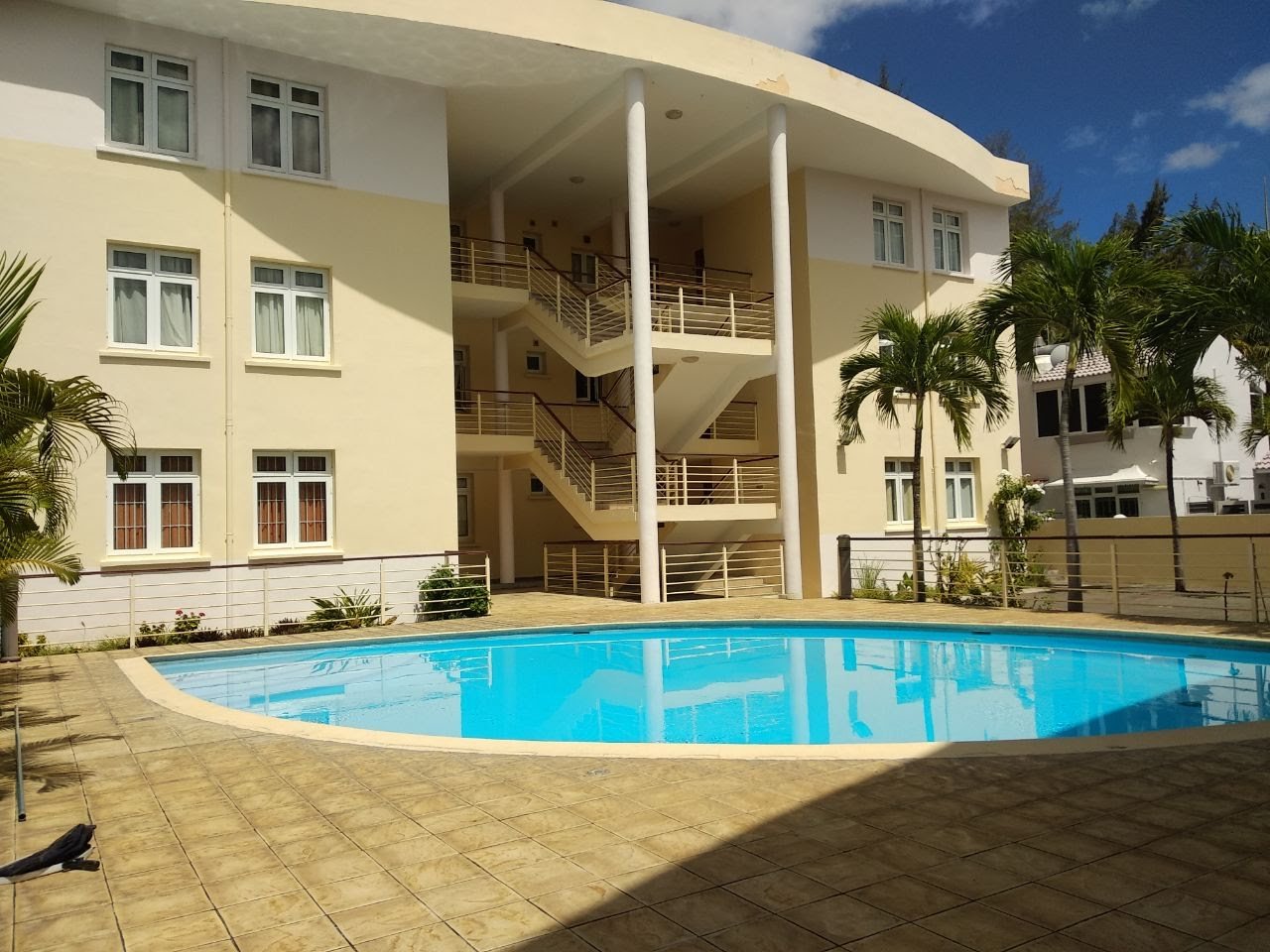 Piscine et bâtiment de la Résidence Mayom, Flic en Flac