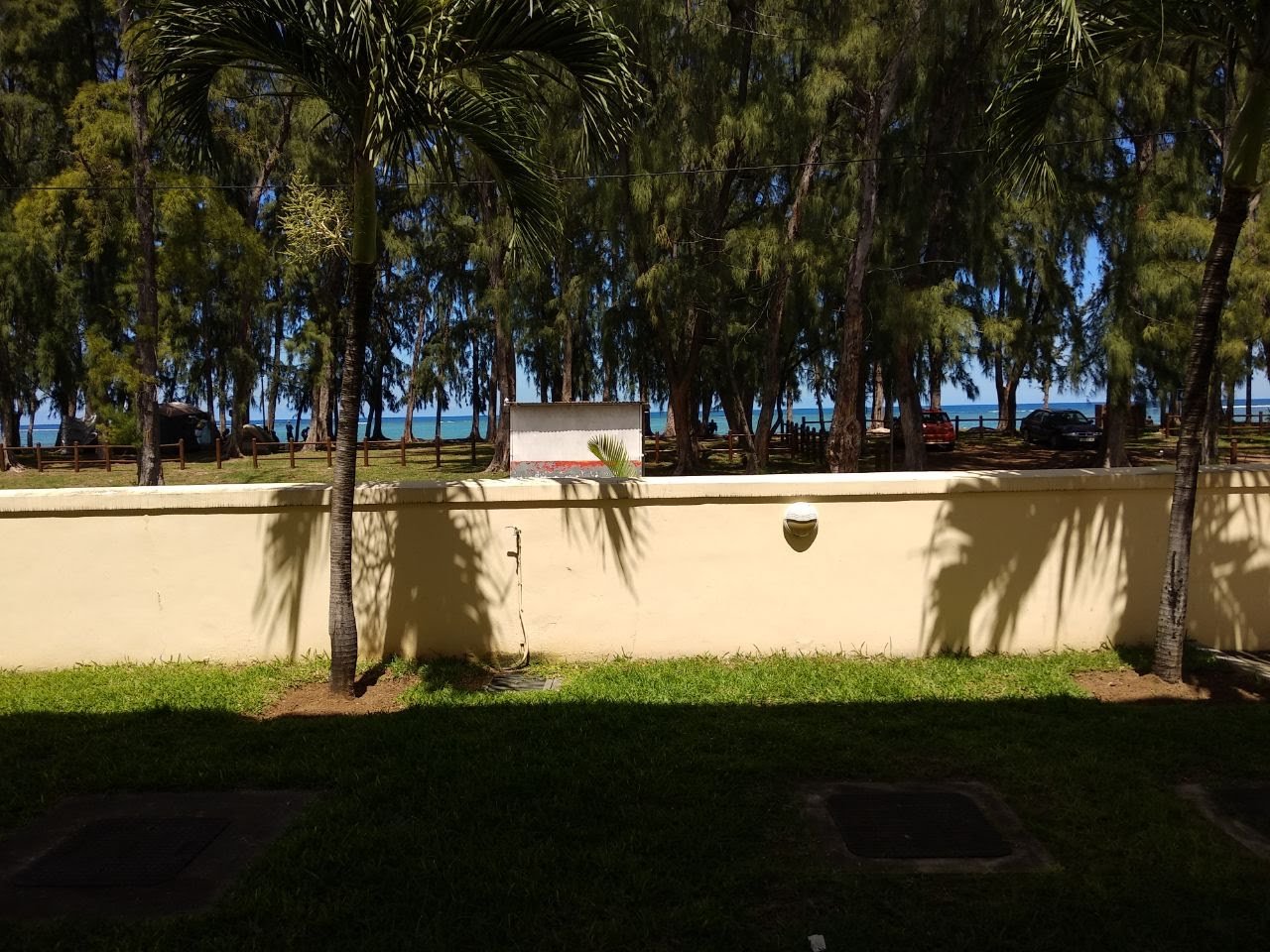 Vue sur la plage de Flic en Flac depuis le jardin de la Résidence Mayom