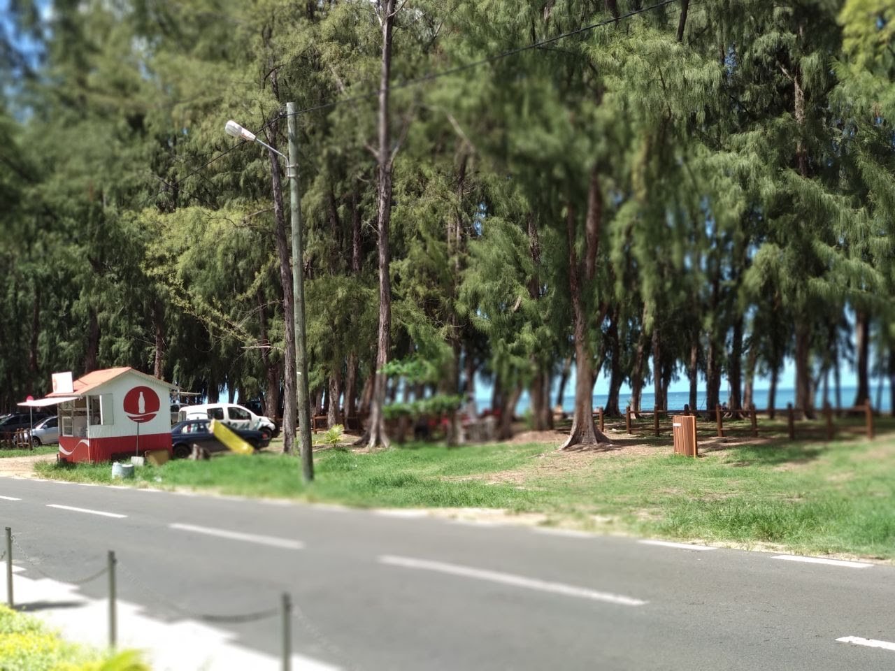 Route côtière et plage de Flic en Flac devant la Résidence Mayom